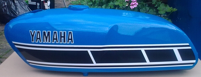 the completed fizzer tank painted in blue with yamaha logo and striped